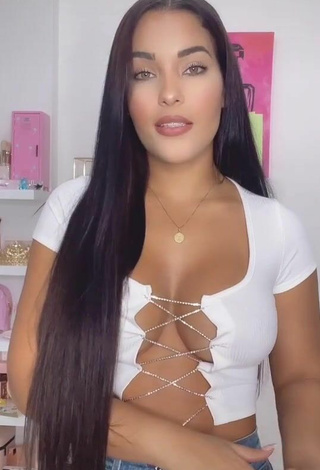 4. Sexy Yeimmy Shows Cleavage in White Crop Top