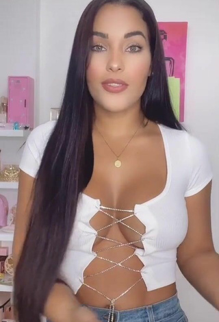 5. Sexy Yeimmy Shows Cleavage in White Crop Top