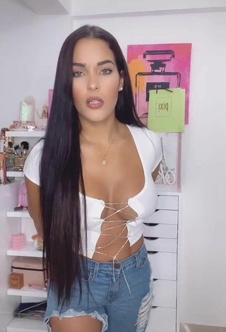 Beautiful Yeimmy Shows Cleavage in Sexy White Crop Top