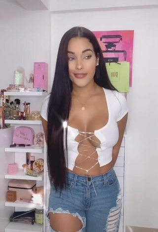 2. Beautiful Yeimmy Shows Cleavage in Sexy White Crop Top