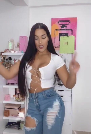 4. Beautiful Yeimmy Shows Cleavage in Sexy White Crop Top