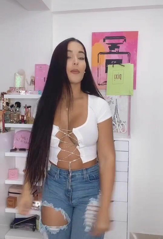 5. Beautiful Yeimmy Shows Cleavage in Sexy White Crop Top