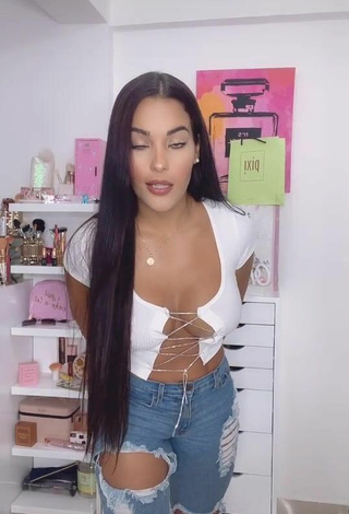 2. Sweetie Yeimmy Shows Cleavage in White Crop Top