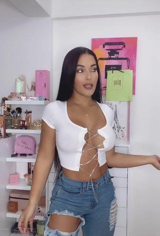 2. Cute Yeimmy Shows Cleavage in White Crop Top