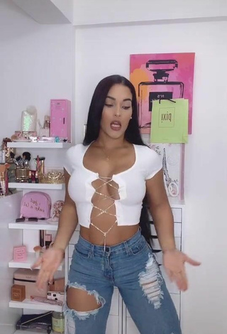 3. Cute Yeimmy Shows Cleavage in White Crop Top