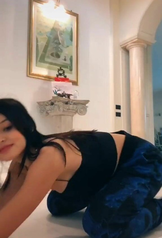 2. Sexy Zoe Massenti Shows Butt