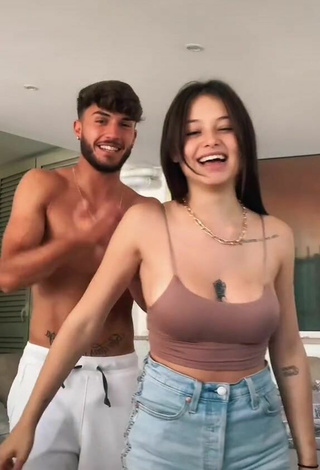 2. Sexy Zoe Massenti Shows Cleavage in Beige Crop Top and Bouncing Boobs