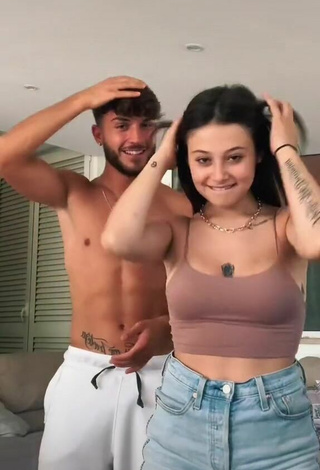 3. Sexy Zoe Massenti Shows Cleavage in Beige Crop Top and Bouncing Boobs
