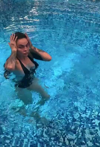 3. Sexy Zusje Shows Cleavage in Black Swimsuit at the Pool