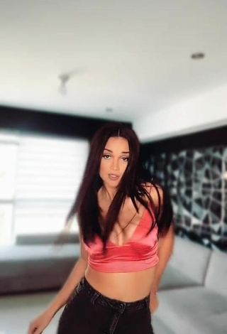 3. Cute Angie Arizaga Shows Cleavage in Pink Crop Top and Bouncing Boobs