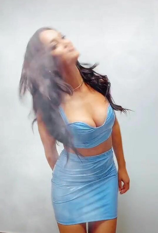 3. Hot Angie Arizaga Shows Cleavage in Blue Crop Top