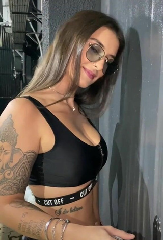 Sexy Bárbara Labres in Black Sport Bra