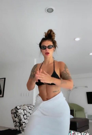 3. Sexy Bárbara Labres Shows Cleavage in Black Bikini Top