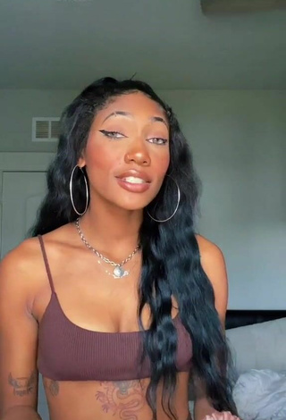 4. Sweetie Bria Alana Shows Cleavage in Brown Crop Top and Bouncing Tits