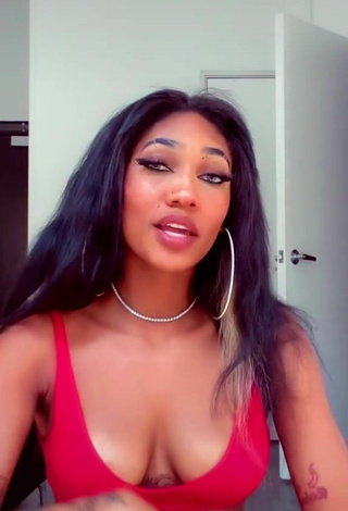 3. Hot Bria Alana Shows Cleavage in Red Crop Top