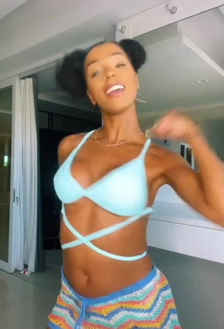 2. Cute Brunna Gonçalves Shows Cleavage in Blue Bikini Top while Twerking