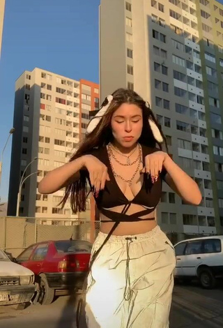 5. Fine Daela Shows Cleavage in Sweet Black Crop Top and Bouncing Tits