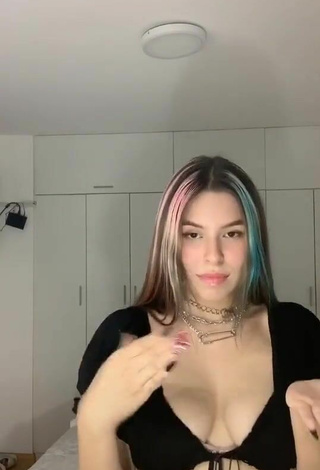 5. Pretty Daela Shows Cleavage in Black Crop Top and Bouncing Tits