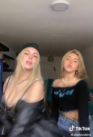 3. Erotic Daela Shows Cleavage in Crop Top and Bouncing Boobs