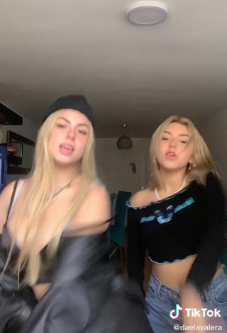 3. Amazing Daela Shows Cleavage in Hot Crop Top and Bouncing Tits