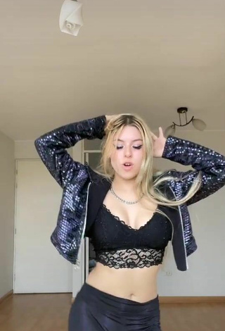 4. Hottie Daela Shows Cleavage in Black Crop Top and Bouncing Tits