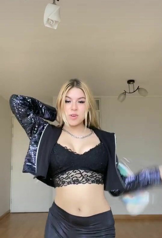2. Beautiful Daela Shows Cleavage in Sexy Black Crop Top while Twerking and Bouncing Breasts
