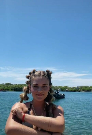 3. Sexy Daniela Arango Shows Cleavage in Black Bikini Top in the Sea
