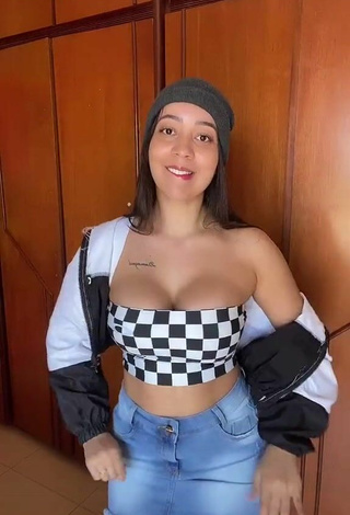 2. Sexy Dri Santos Shows Cleavage in Checkered Tube Top and Bouncing Boobs
