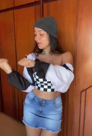 4. Sexy Dri Santos Shows Cleavage in Checkered Tube Top and Bouncing Boobs