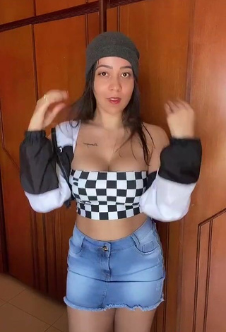 5. Sexy Dri Santos Shows Cleavage in Checkered Tube Top and Bouncing Boobs