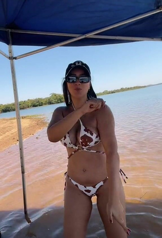 4. Sexy Dri Santos Shows Cleavage in Bikini at the Beach
