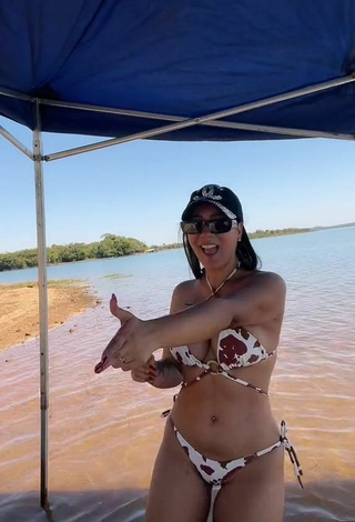5. Sexy Dri Santos Shows Cleavage in Bikini at the Beach