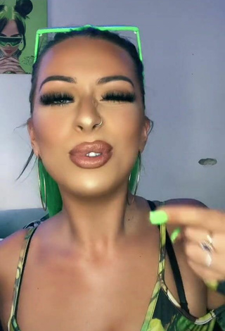 2. Sexy Eden Harvz Shows Cleavage