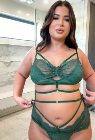 Sweetie FashionNova Shows Big Butt