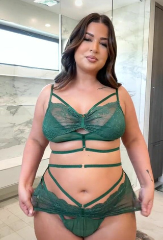 2. Sweetie FashionNova Shows Big Butt