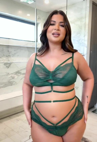 3. Sweetie FashionNova Shows Big Butt