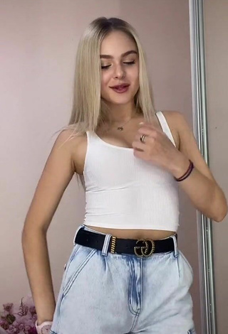 4. Sexy Julia Gamaliy Shows Cleavage in White Crop Top