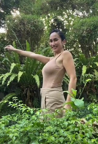 3. Beautiful Ina Raymundo Shows Cleavage in Sexy Beige Top and Bouncing Breasts