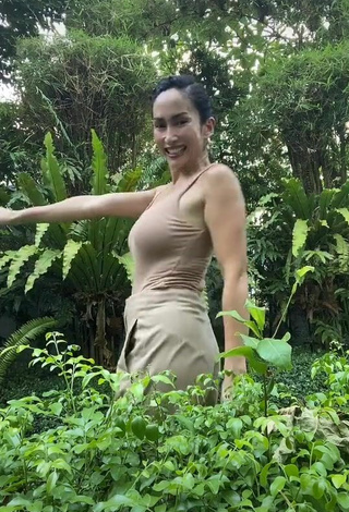 3. Sweetie Ina Raymundo Shows Cleavage in Beige Top and Bouncing Boobs