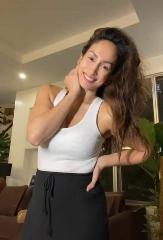 4. Sexy Ina Raymundo Shows Cleavage in White Top