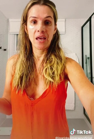 3. Sexy Ingrid Guimarães Shows Cleavage in Orange Top