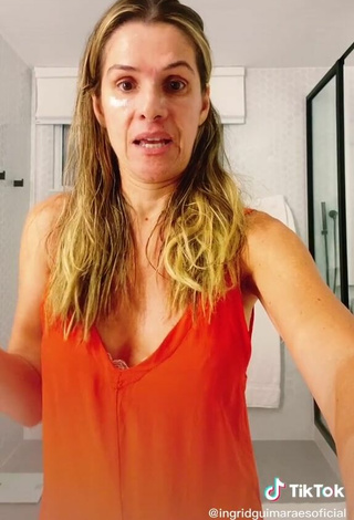 4. Sexy Ingrid Guimarães Shows Cleavage in Orange Top