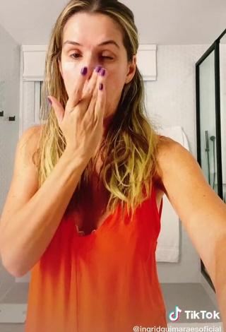 5. Sexy Ingrid Guimarães Shows Cleavage in Orange Top