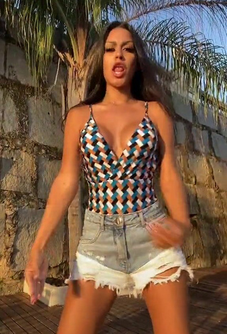 2. Sexy Jaqueline Sobrinho Shows Cleavage in Top