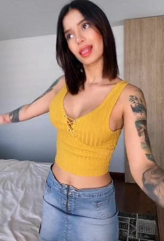 2. Amazing Jenn Muriel Shows Cleavage in Hot Yellow Crop Top and Bouncing Boobs
