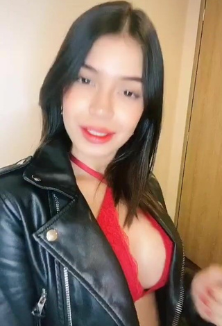 2. Sexy Jenn Muriel Shows Cleavage in Red Bra