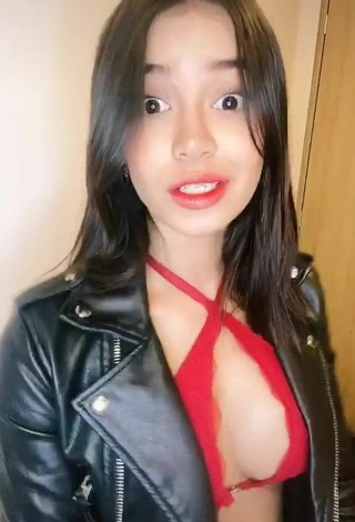 5. Sexy Jenn Muriel Shows Cleavage in Red Bra