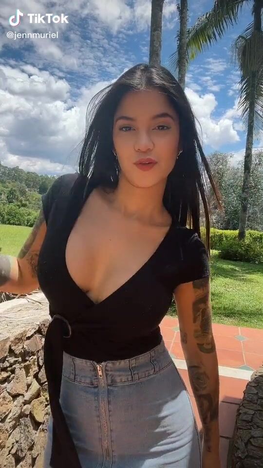 Sexy Jenn Muriel Shows Cleavage In Black Top Sexyfilter Com