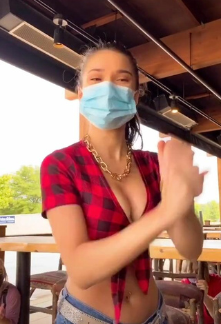 2. Karsynfoys Shows Cleavage in Alluring Checkered Crop Top and Bouncing Boobs