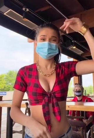 3. Karsynfoys Shows Cleavage in Alluring Checkered Crop Top and Bouncing Boobs